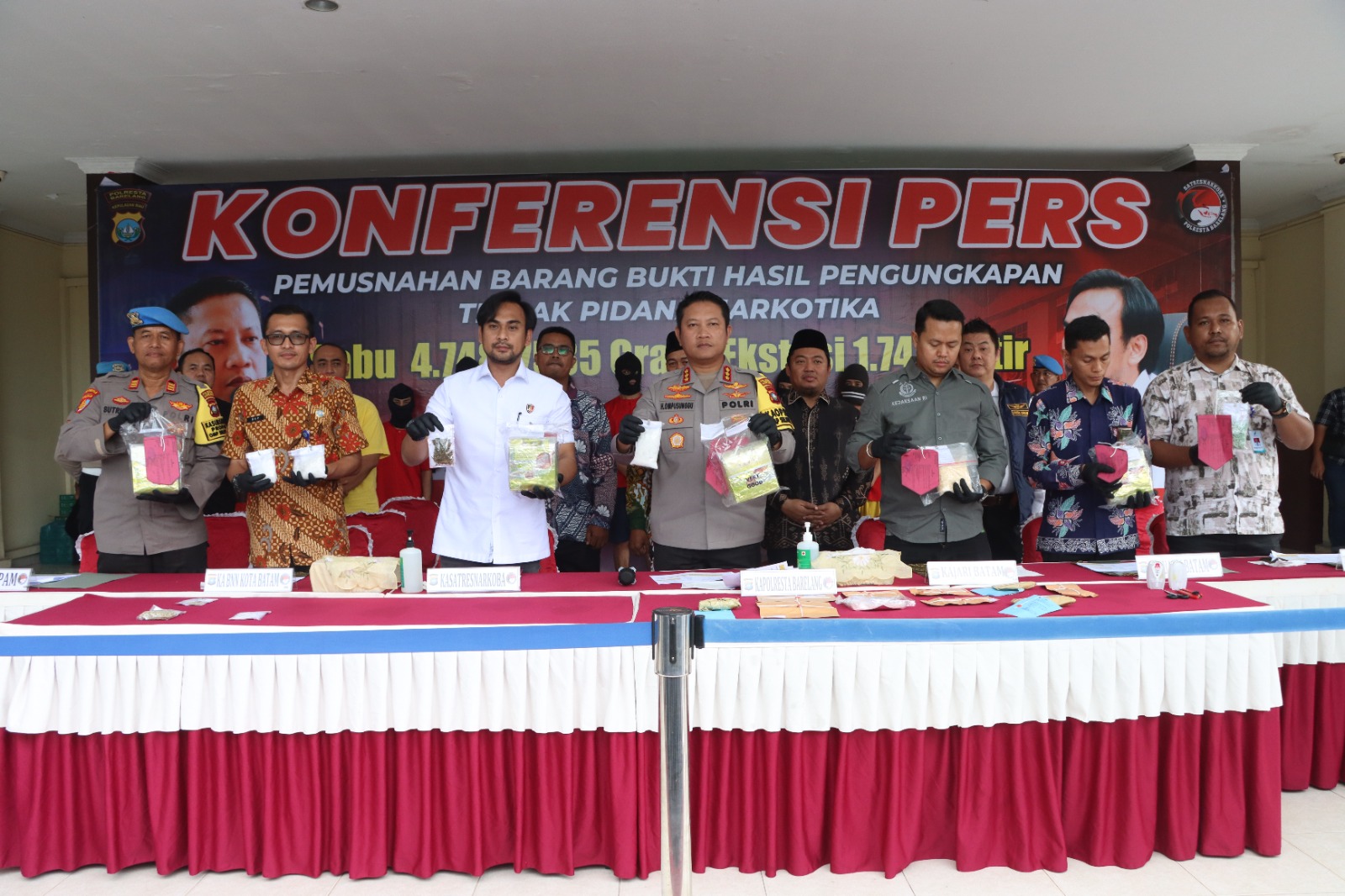 Kapolresta Barelang Gelar Konferensi Pers Pemusnahan Barang Bukti Narkotika Jenis Sabu Seberat 4.748,7585 Gram, 1.746 Butir Ekstasi dan 5,44 Gram Narkotika Jenis Ganja