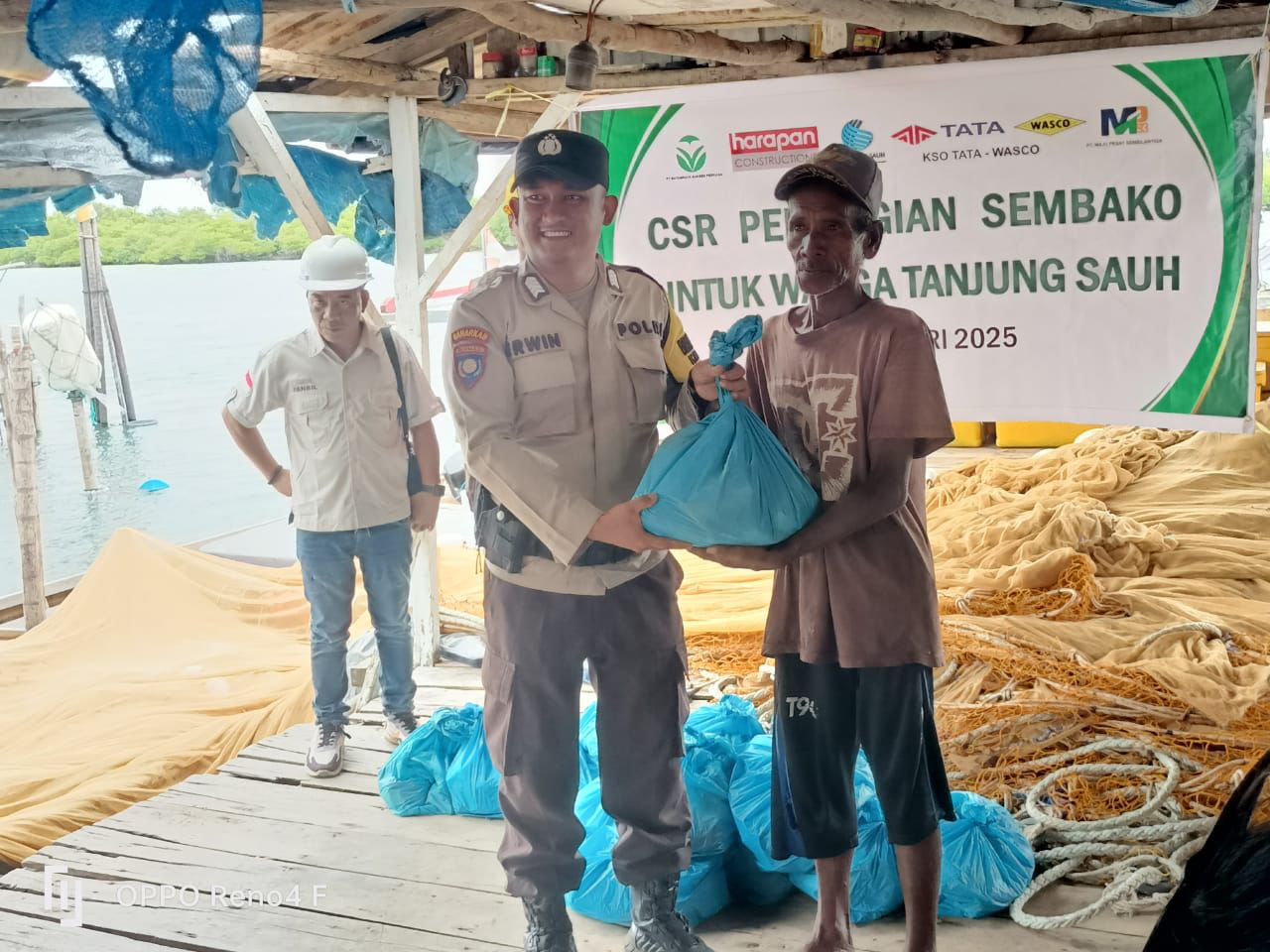 Polsek Nongsa dan Perusahaan Gelar Bakti Sosial, Bagikan Sembako untuk Warga Perbatasan Kelurahan Ngenang, Kecamatan Nongsa-Kota Batam