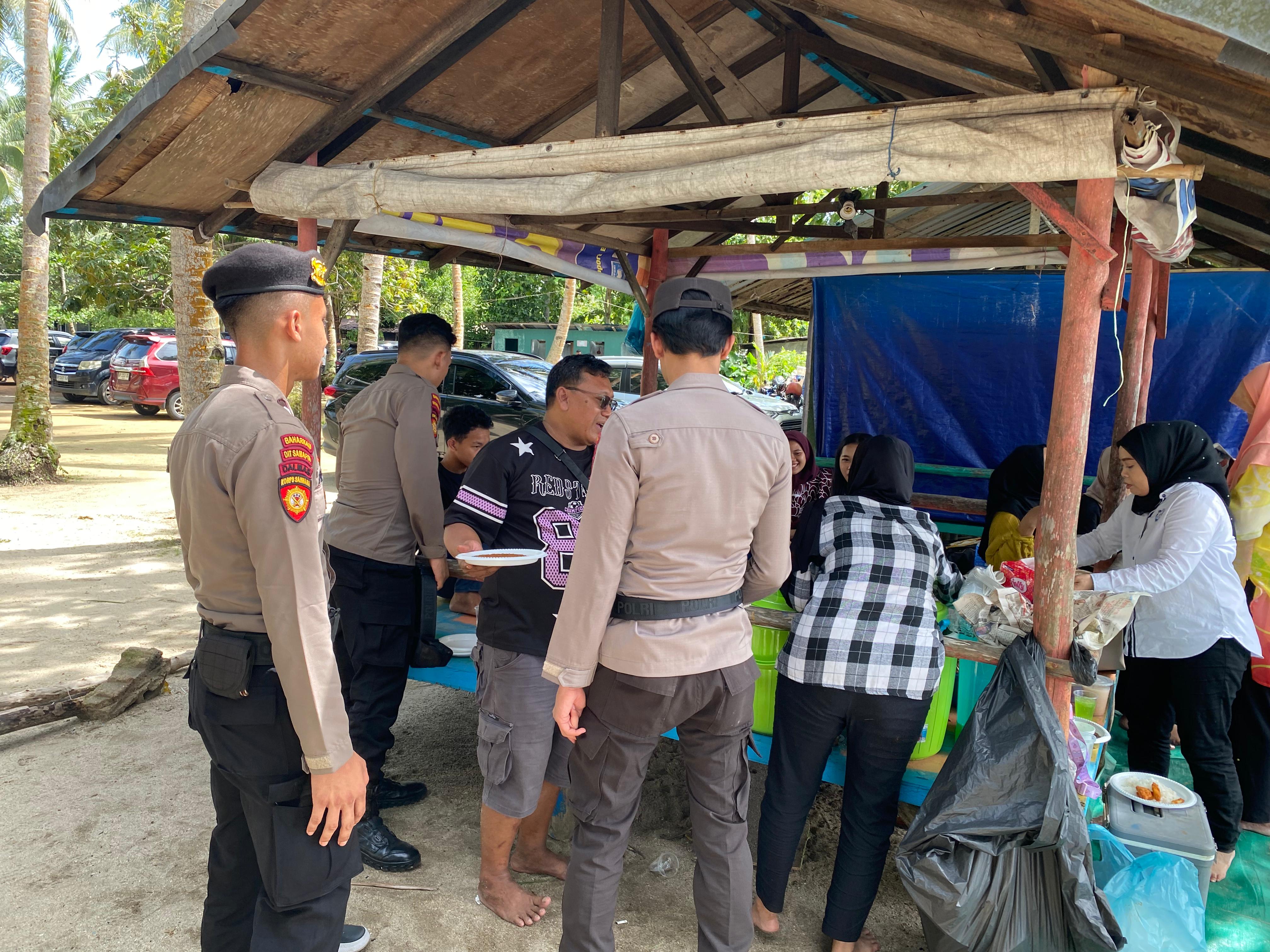 Polsek Nongsa Melaksanakan Pengamanan Obyek Wisata Pantai Dalam Rangka Libur Hari Raya Idul Adha 1446 H/2025 M