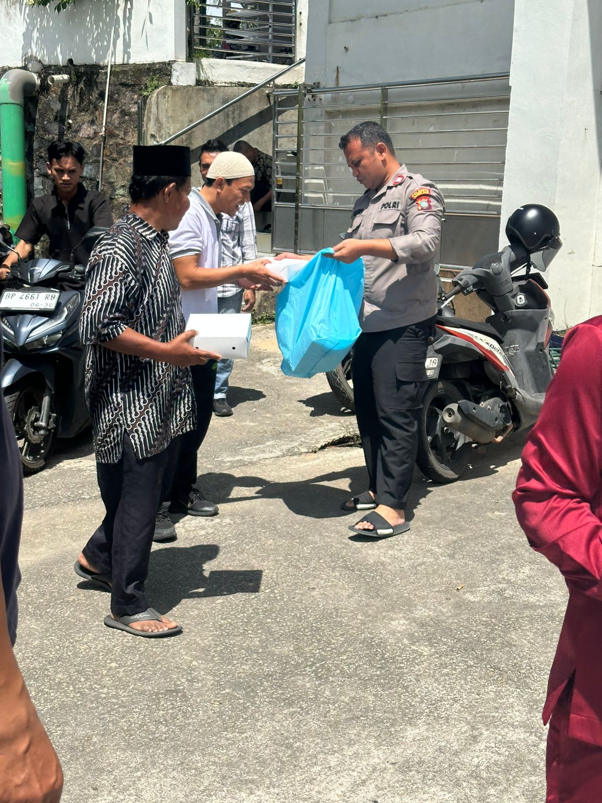 Polsek Lubuk Baja Gelar Bakti Sosial “Jumat Berkah” di Masjid Al Falah