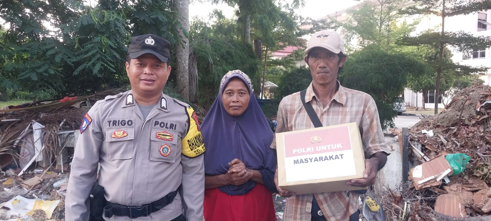 Ringankan Beban Warga, Polsek Batam Kota Bagikan Sembako untuk Petugas Kebersihan dan Pedagang Kecil