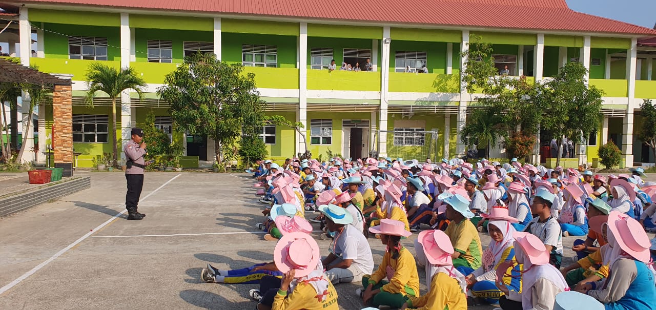 Bhabinkamtibmas Kelurahan Batu Besar Edukasi Tertib Lalu Lintas Dalam Kegiatan Mpls Sma Negeri 15 Batam